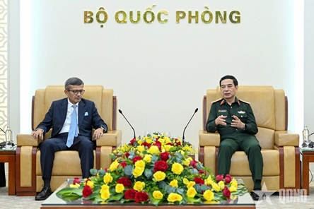 Defense Minister receives Defense Secretary of India